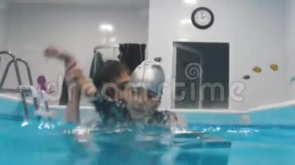 儿童脑瘫的水康复程序在水下做运动准备双手游泳视频的预览图