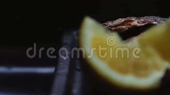 在黑色背景下烤鱼视频的预览图