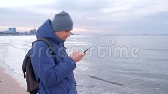 冬天人类正在沿海城镇的智能手机上输入信息视频的预览图