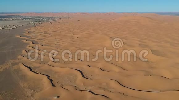 飞越摩洛哥默祖加村附近的沙漠沙丘上面有Dronex28Aerialx29视频的预览图