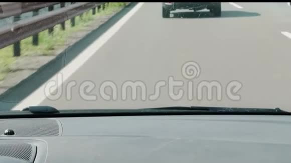 汽车在高速公路上行驶车辆行驶距离视频的预览图