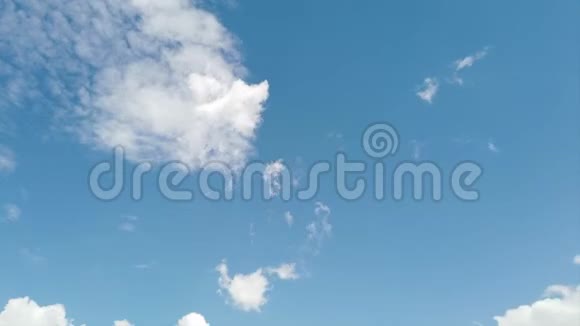 时光流逝美妙的风景和蓬松的白色积云在蓝天中吹拂视频的预览图