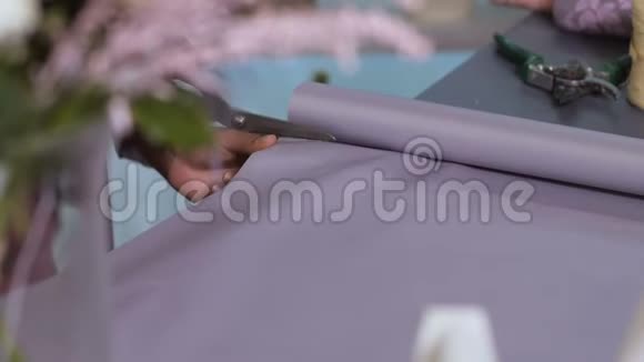 花束用手剪纸视频的预览图