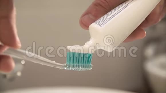 牙齿卫生牙膏特写牙刷视频的预览图