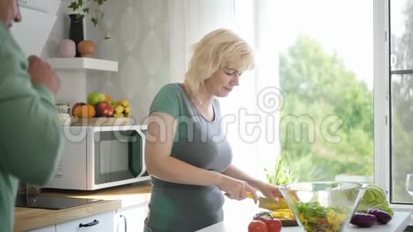 年长的妻子和成熟的丈夫在厨房跳舞视频的预览图