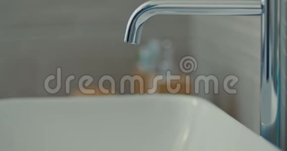 身体护理在现代设计的浴室里洗手的人男人用肥皂和水洗手视频的预览图