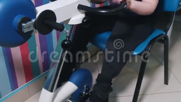 医疗诊所脑瘫儿童的职业运动单车的动力发展视频的预览图