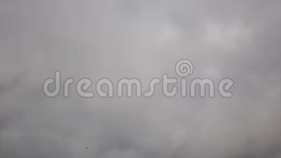 时间流逝的天空烟雾缭绕的灰色天空中的云视频的预览图