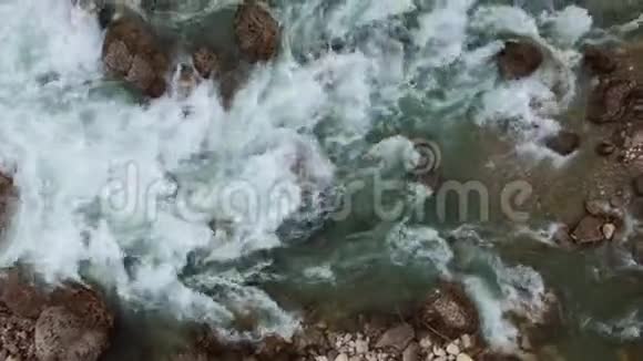 狂野而快速的河流流动视频的预览图