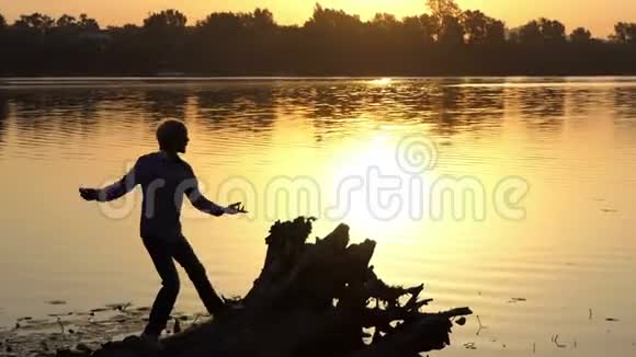 阿尔蒂人在金色的夕阳下跳上湖岸视频的预览图