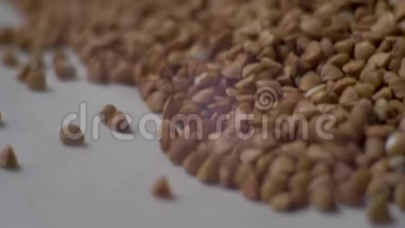 旋转生荞麦荞麦倒特写食物录像视频的预览图