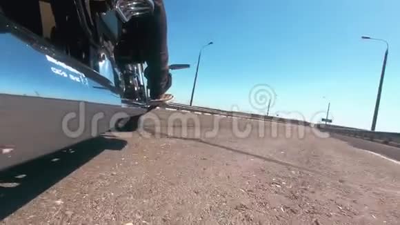 骑摩托车的人慢慢地开着一条空公路继续自由骑行视频的预览图
