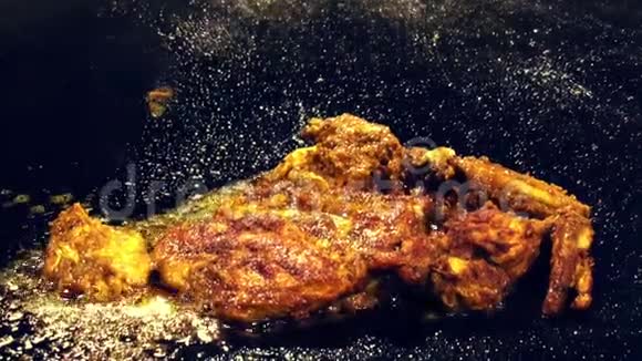 著名的印度菜即唐迪加香料的炒鸡腿用黑色大油炸锅炒在伊夫塔尔服役视频的预览图
