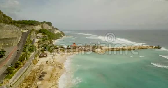 美丽的海滩鸟瞰4至视频游客在海滩放松视频的预览图