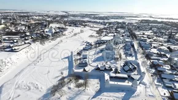苏兹达尔市冬天教堂圆顶鸟瞰图下雪了在雪中穹顶视频的预览图
