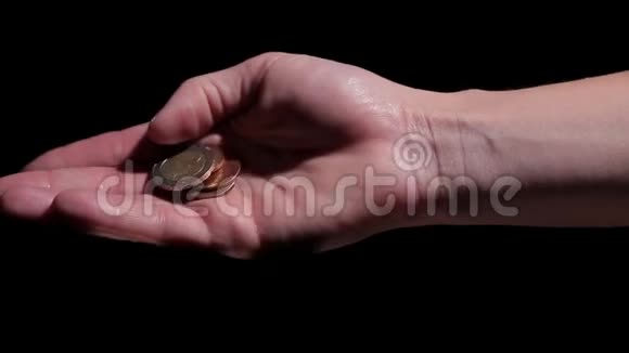 在手里数硬币欧元的钱视频的预览图