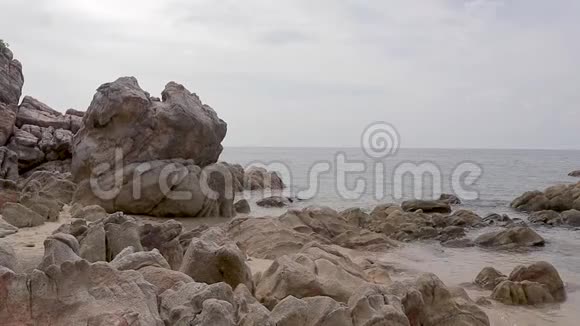 观海上的大平坦岩石视频的预览图