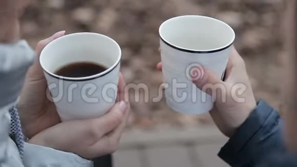 那家伙和那个女孩在大自然中喝咖啡视频的预览图