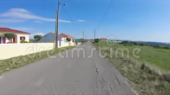 莱辛村旁边的乡村公路视频的预览图