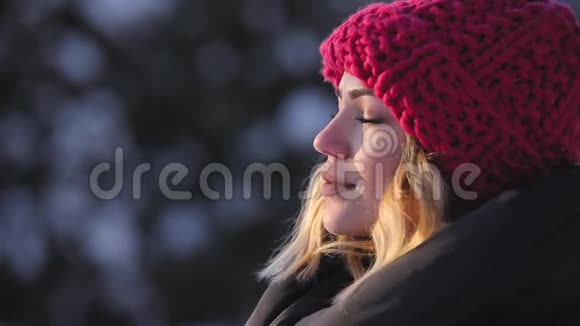 女人呼吸新鲜寒冷的冬季空气慢动作视频的预览图