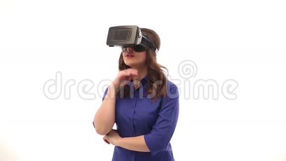 女性与VR视频的预览图