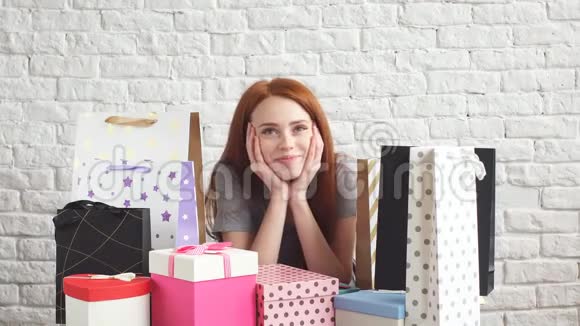 幸福的红发女孩拥抱礼物盒的肖像视频的预览图