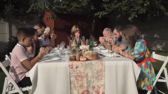 人们在吃饭前祈祷视频的预览图