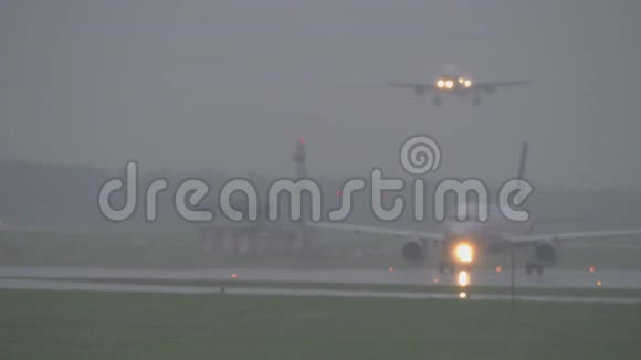 飞机在雨夜降落视频的预览图