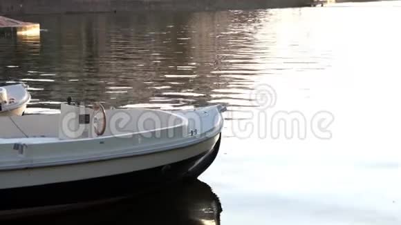 阳光明媚的一天河上有两艘白色塑料船视频的预览图