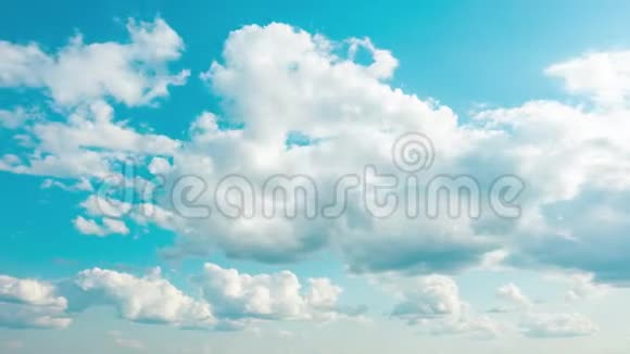 时光飞逝飘浮在蓝天上云穿过天空阴天的天气很好视频的预览图