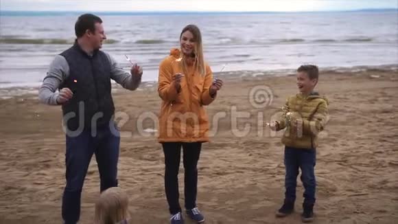 一家人在海边闪闪发光视频的预览图