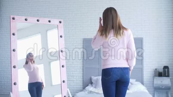 可爱的女人欣赏她镜子里的倒影视频的预览图