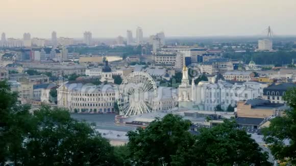 基辅旋转摩天轮的傍晚时间波地尔地区的契约广场与壮观的多云城市景观视频的预览图