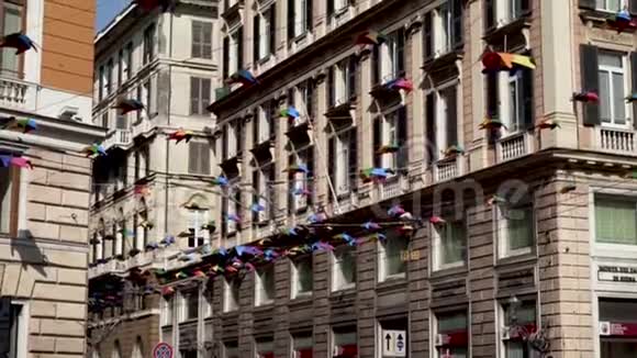 城市街道上满是五颜六色的装饰行动有着古老建筑的街道装饰着视频的预览图