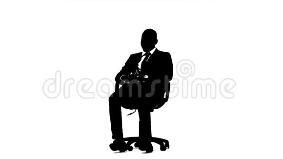商人坐在扶手椅上思考他的晋升背景剪影视频的预览图