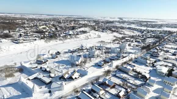 苏兹达尔市冬天教堂圆顶鸟瞰图下雪了在雪中穹顶视频的预览图