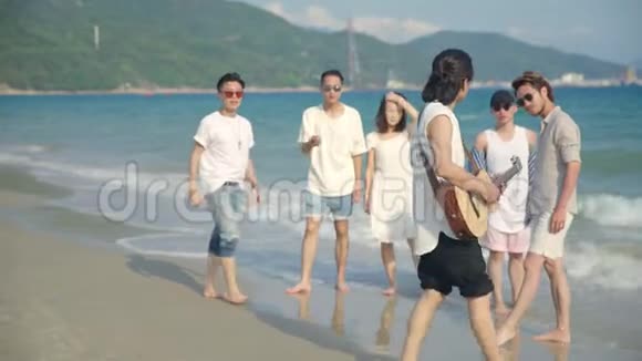 亚洲年轻人在沙滩上唱歌视频的预览图