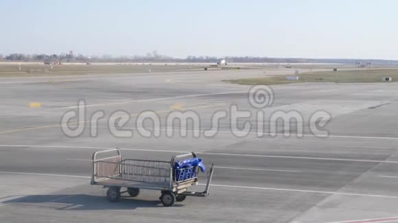 机场的空行李车带着空行李车的火车司机经过视频的预览图
