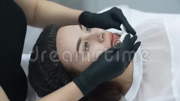 术前关闭美容师清洁女性面部皮肤动作缓慢视频的预览图