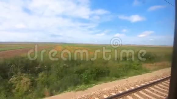 从窗口观看火车铁路田野景观视频的预览图