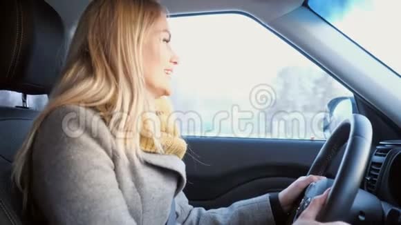 年轻的成年妇女白天在高速公路上开车视频的预览图