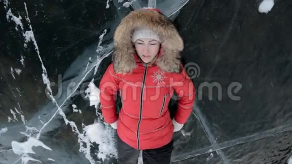 那个女孩躺在冰上视频的预览图