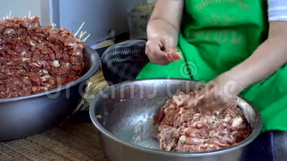 女人猪肉串视频的预览图