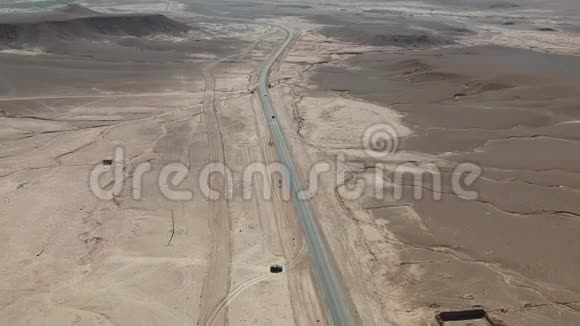 在摩洛哥AitBenHaddou附近与DroneUNESCOAitBenHaddou从上面飞行视频的预览图