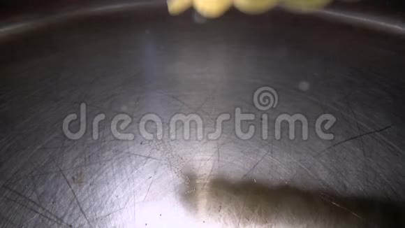 在水下拍摄的意大利卷饼被扔进沸水烹饪傻瓜在金属锅中配有通心粉视频的预览图