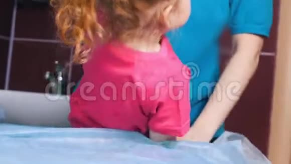 一个患有脑瘫的小女孩的职业物理疗法视频的预览图