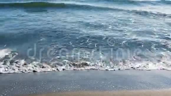 地中海海滩海浪在海滩上阳光反射在水面上西班牙富恩吉罗拉视频的预览图