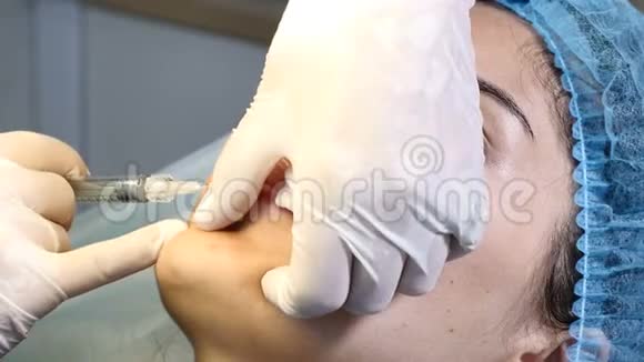 美容诊所在医疗诊所注射填充物美容师做面部护肤手术提升皮肤关闭视频的预览图
