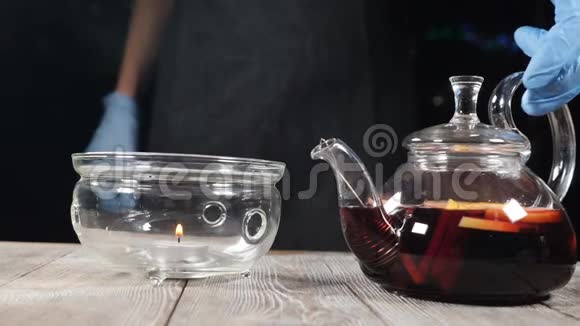 在咖啡馆里有水果茶的玻璃茶壶被点燃了快关门慢动作高清高清视频的预览图
