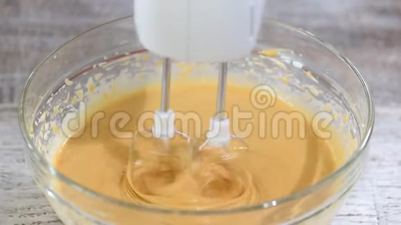 在蛋糕面糊中加入面粉家庭烘焙用电动搅拌机搅拌面团在家做饭视频的预览图